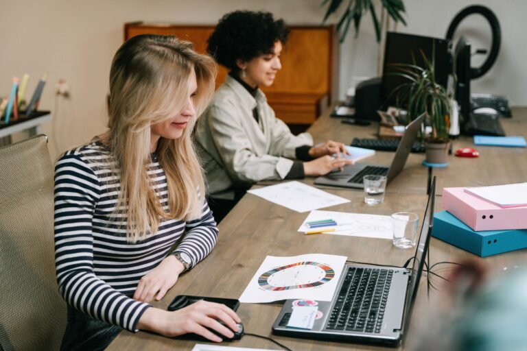La formación online: la aliada de las mujeres que buscan conciliar