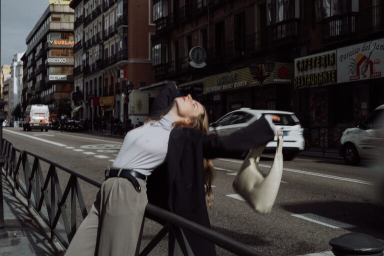 Mujeres que llegan a España para empezar una nueva vida: 10 cosas que debes tener en cuenta