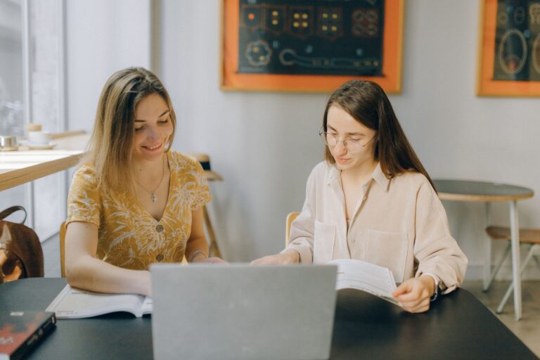 Becas para estudiar un máster online: una oportunidad para seguir creciendo profesionalmente sin dejarlo todo atrás